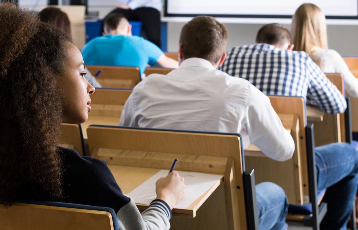 Estudiantes realizando un examen de oposición